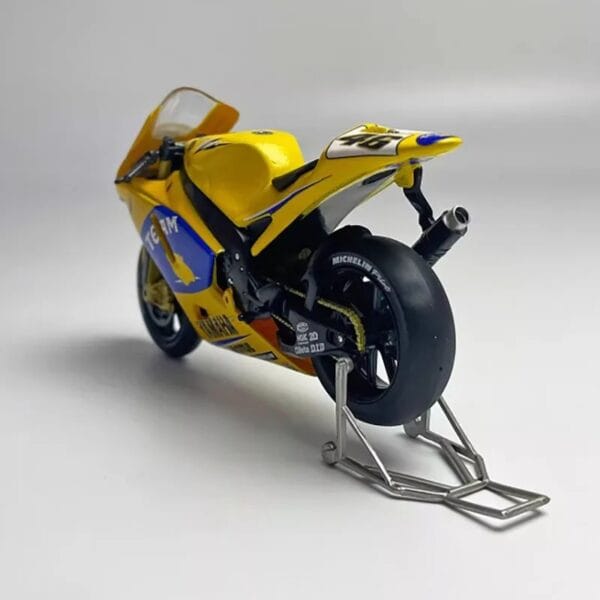 1:18 Scale Yamaha YZR M1 RC211V - Image 4