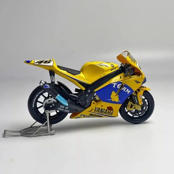 1:18 Scale Yamaha YZR M1 RC211V