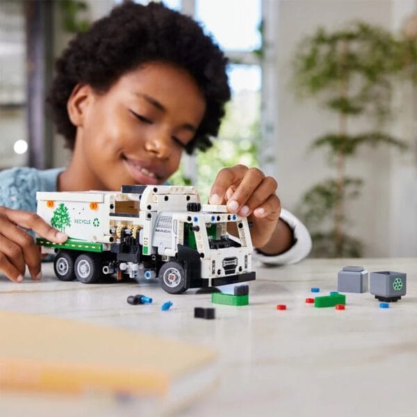 LEGO Mark Garbage Truck - Image 3