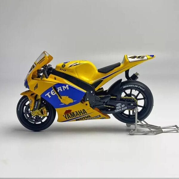 1:18 Scale Yamaha YZR M1 RC211V - Image 5