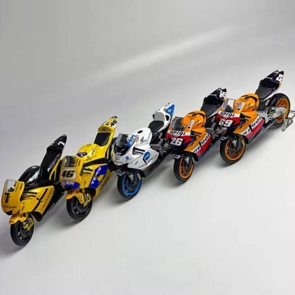 1:18 Scale Yamaha YZR M1 RC211V - Image 3